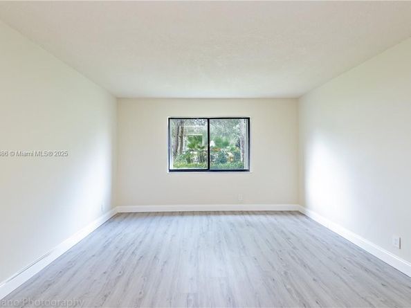409 Lakeview Dr 101, Weston FL 33326