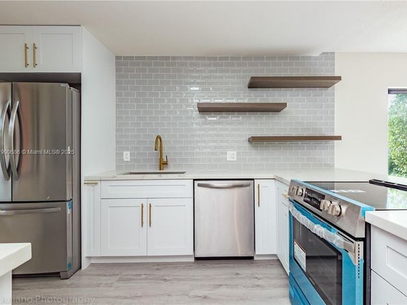 409 Lakeview Dr 101, Weston FL 33326