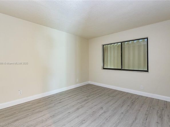 409 Lakeview Dr 101, Weston FL 33326