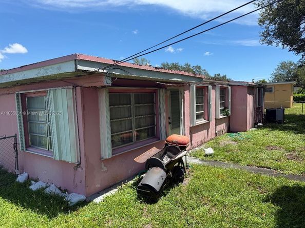 2370 NW 96th St, Miami FL 33147
