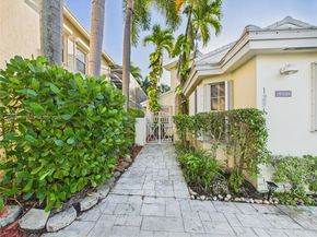 1251 E Wilshire Cir E, Pembroke Pines FL 33027