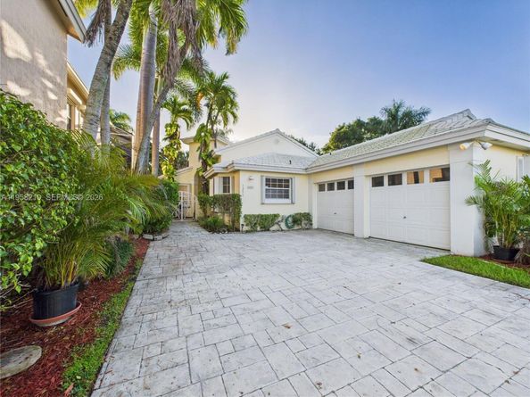 1251 E Wilshire Cir E, Pembroke Pines FL 33027