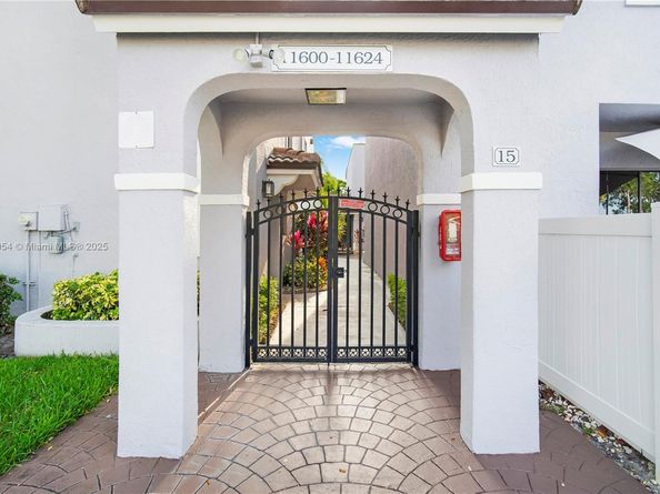 11604 NW 11th St, Pembroke Pines FL 33026