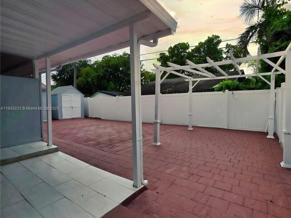 6120 Hayes St, Hollywood FL 33024