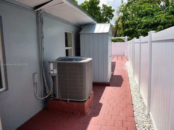 6120 Hayes St, Hollywood FL 33024