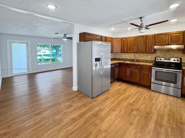 9424 SW 52nd St, Cooper City FL 33328