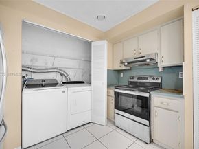 9907 NW 9th St Cir 1520, Miami FL 33172