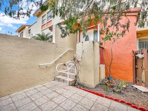 9907 NW 9th St Cir 1520, Miami FL 33172