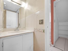 9907 NW 9th St Cir 1520, Miami FL 33172