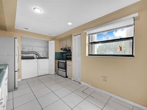 9907 NW 9th St Cir 1520, Miami FL 33172