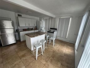 2816 Pine Tree Dr, Miami Beach FL 33140