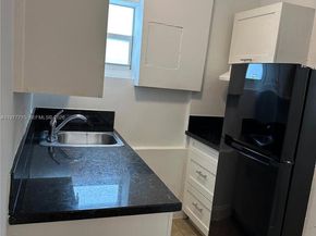 2816 Pine Tree Dr, Miami Beach FL 33140