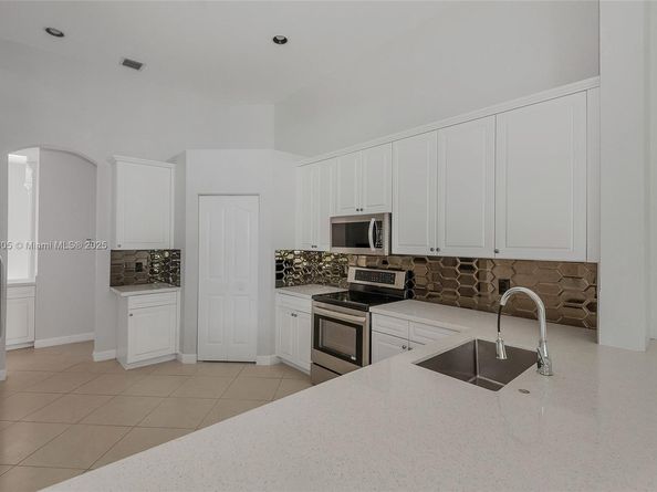 3843 Oak Ridge Cir, Weston FL 33331