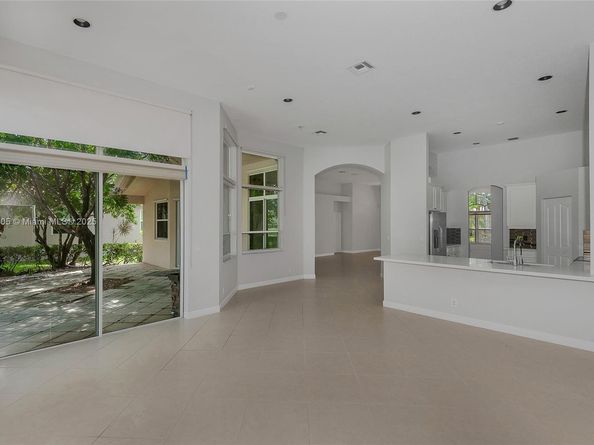 3843 Oak Ridge Cir, Weston FL 33331
