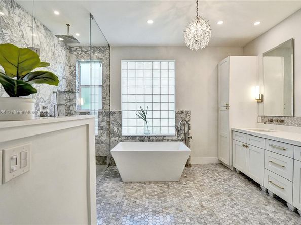 208 Landings Blvd, Weston FL 33327
