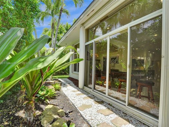 208 Landings Blvd, Weston FL 33327