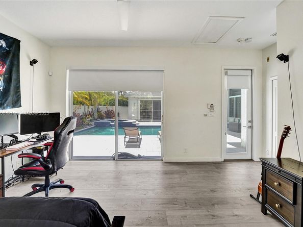208 Landings Blvd, Weston FL 33327