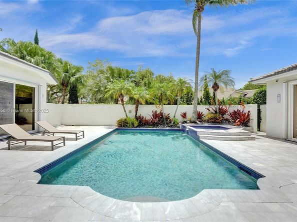 208 Landings Blvd, Weston FL 33327