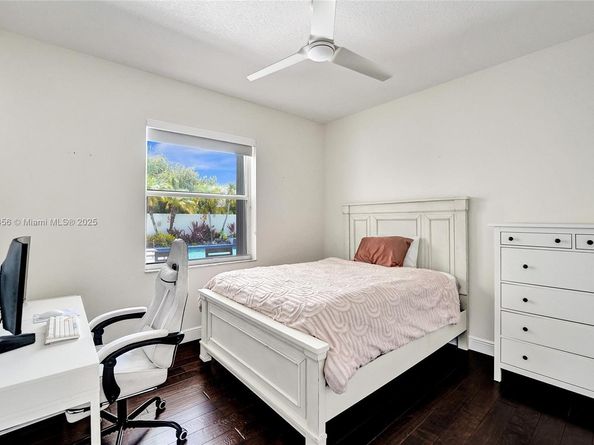 208 Landings Blvd, Weston FL 33327