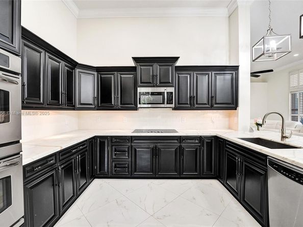208 Landings Blvd, Weston FL 33327
