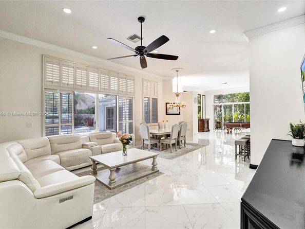 208 Landings Blvd, Weston FL 33327