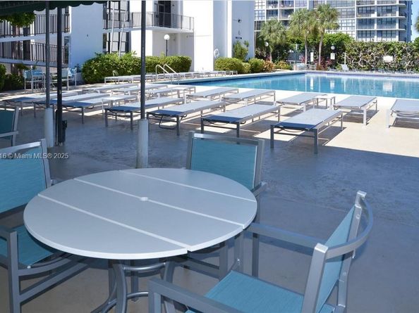 1000 Parkview Dr 121, Hallandale Beach FL 33009