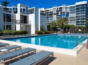 1000 Parkview Dr 121, Hallandale Beach FL 33009