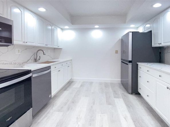 1000 Parkview Dr 121, Hallandale Beach FL 33009