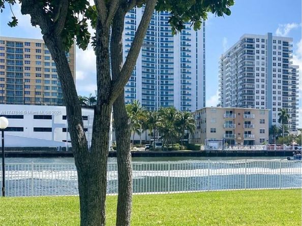 1000 Parkview Dr 121, Hallandale Beach FL 33009