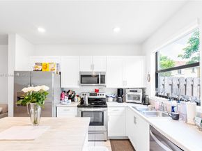 817 NE 211th St, Miami FL 33179