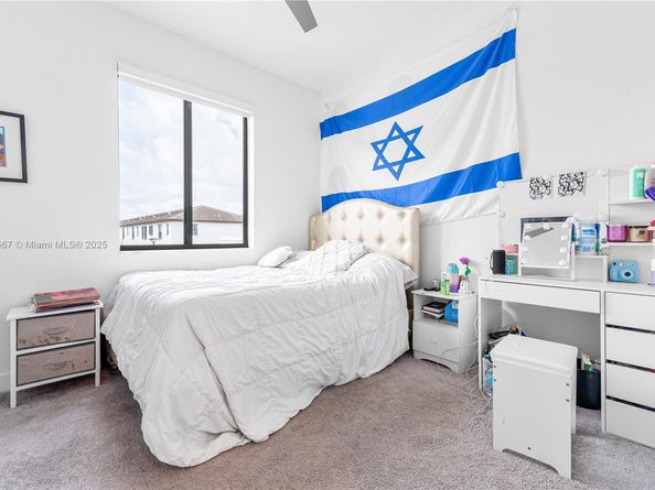 817 NE 211th St, Miami FL 33179