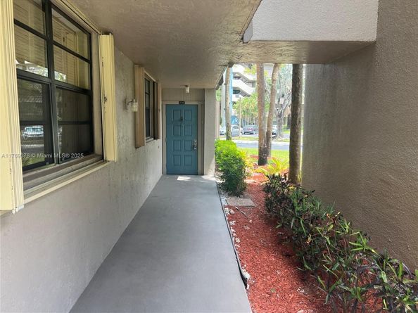 1001 Colony Point Cir 114, Pembroke Pines FL 33026