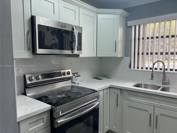 1001 Colony Point Cir 114, Pembroke Pines FL 33026