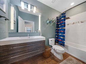 2454 Primrose Pl, Oakland Park FL 33309