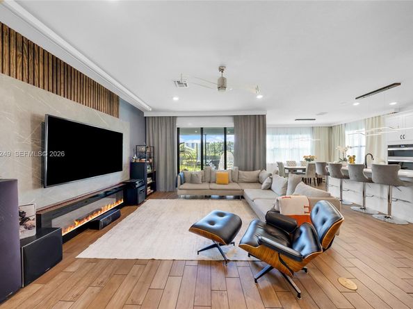 2454 Primrose Pl, Oakland Park FL 33309