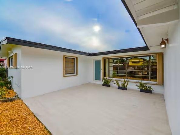 2443 Tortugas Ln, Fort Lauderdale FL 33312