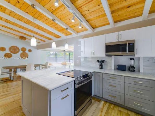 2443 Tortugas Ln, Fort Lauderdale FL 33312