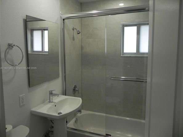 Undisclosed Address #A11827085, Miami FL 33138