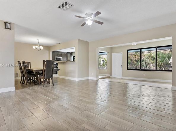 2805 E Lexington Dr, Miramar FL 33025