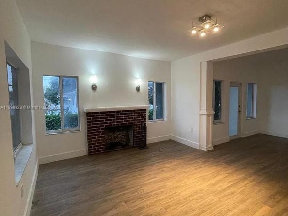 125 SW 32nd Ct Rd, Miami FL 33135