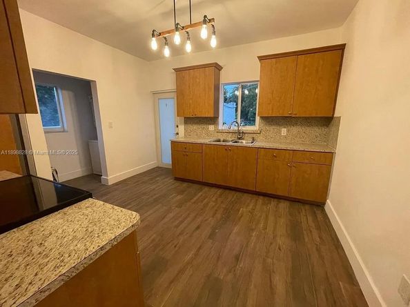 125 SW 32nd Ct Rd, Miami FL 33135