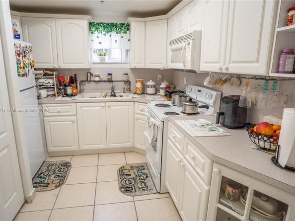 17425 NW 75th Pl 101, Hialeah FL 33015
