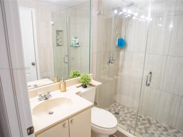 17425 NW 75th Pl 101, Hialeah FL 33015