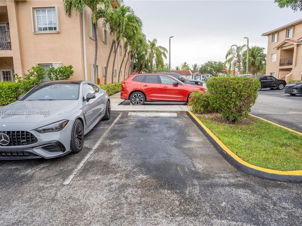 17425 NW 75th Pl 101, Hialeah FL 33015