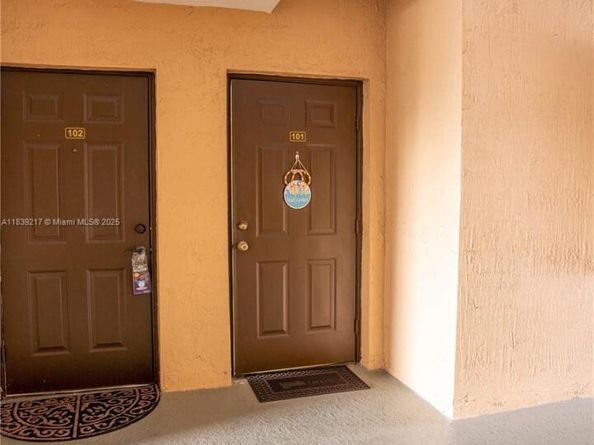 17425 NW 75th Pl 101, Hialeah FL 33015