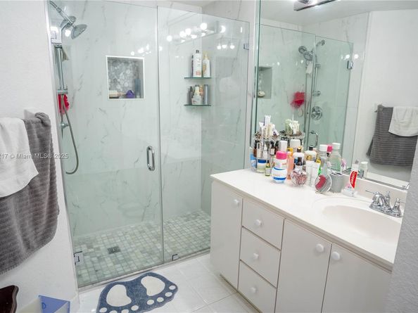 17425 NW 75th Pl 101, Hialeah FL 33015