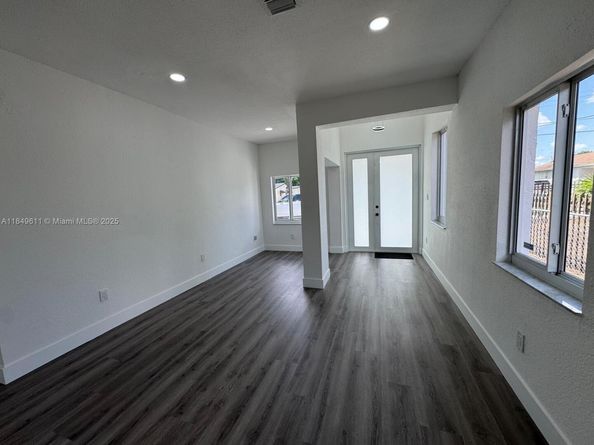3039 NW 51st Ter, Miami FL 33142