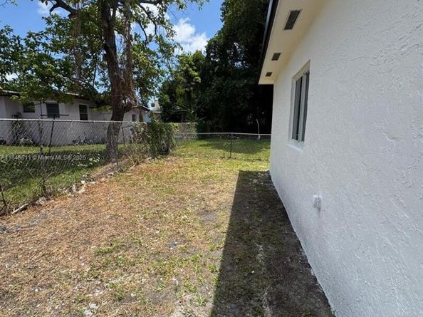 3039 NW 51st Ter, Miami FL 33142