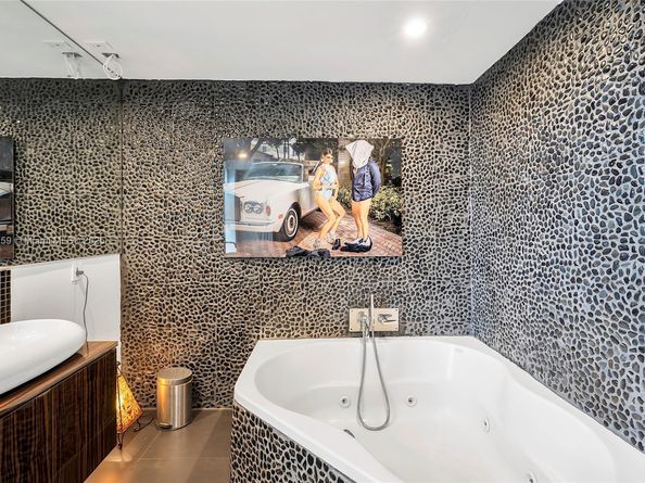 1368 Normandy Dr, Miami Beach FL 33141