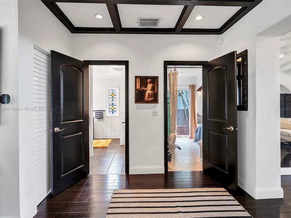 1368 Normandy Dr, Miami Beach FL 33141